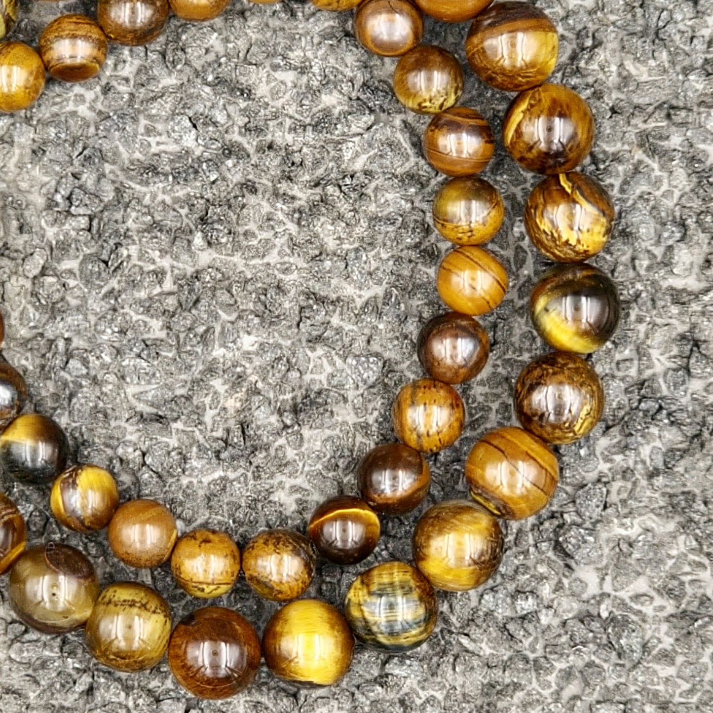 Armbånd med glatte tiger eye perler på snor
